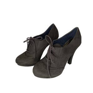 LIKE NEW- FIONI WOMENS BLACK 4.5 INCH HEELS ANKLE BOOTIES